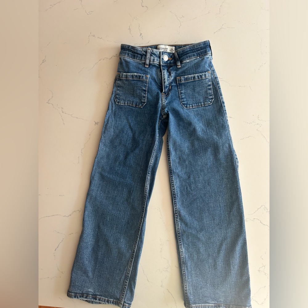 ABERCROMBIE KIDS Size 7/8 REGULAR high rise wide leg jeans.